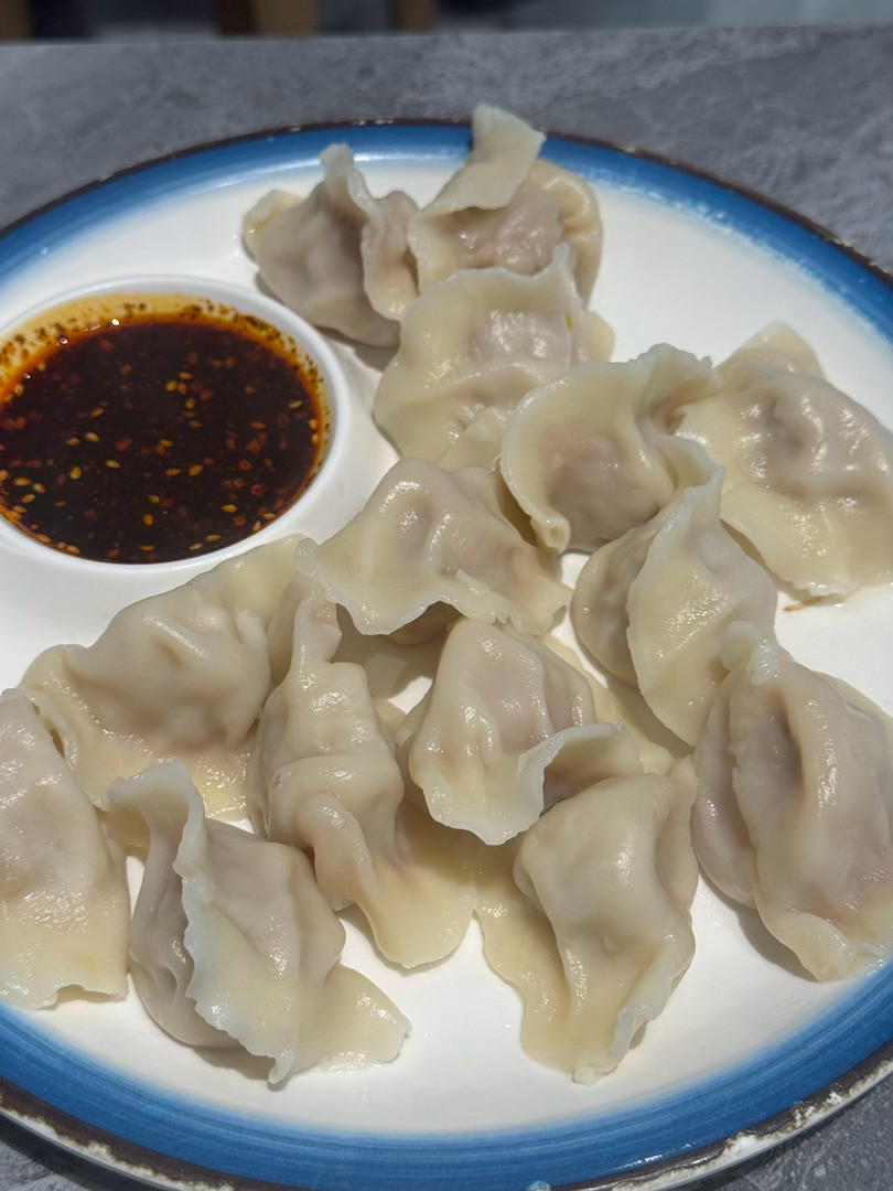 这天太热了，实在是不想做饭，出来随便吃点对付一下得了，吃点凉皮饺子🥟我姐回江西