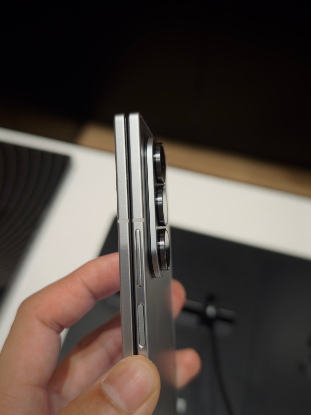 摸了一下GalaxyZFold7。薄是真的薄，摄像头也是真的凸（模组底部那