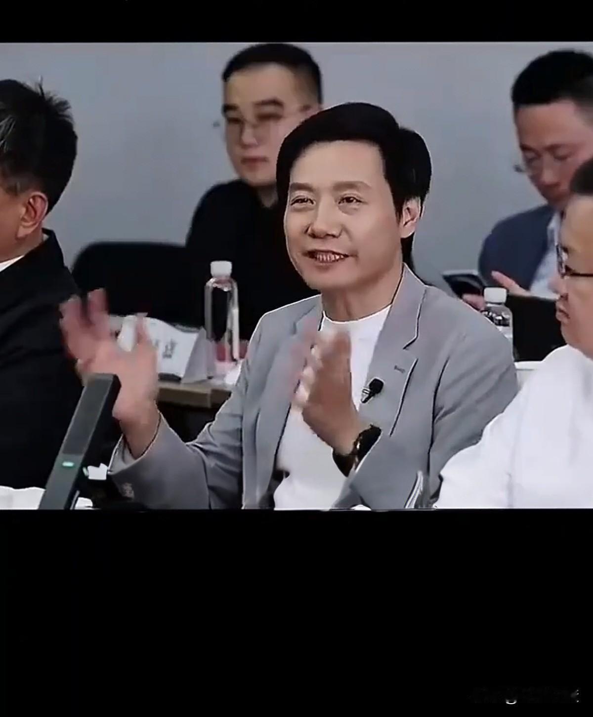 小米总裁雷军，看面相也是忠厚老实人，只是这么优秀的基因没人继承，当年要是再