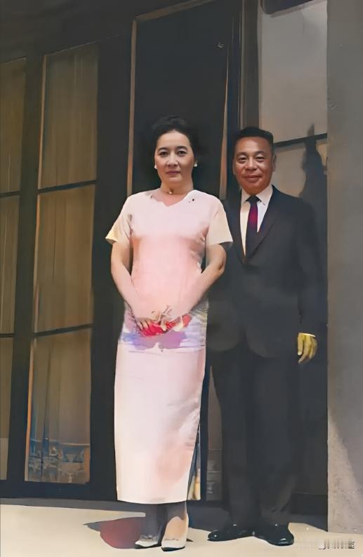 1967年，蒋建丰侍立继母宋美龄身后，二人关系微妙。宋美龄以‘夫人’相称，蒋建丰