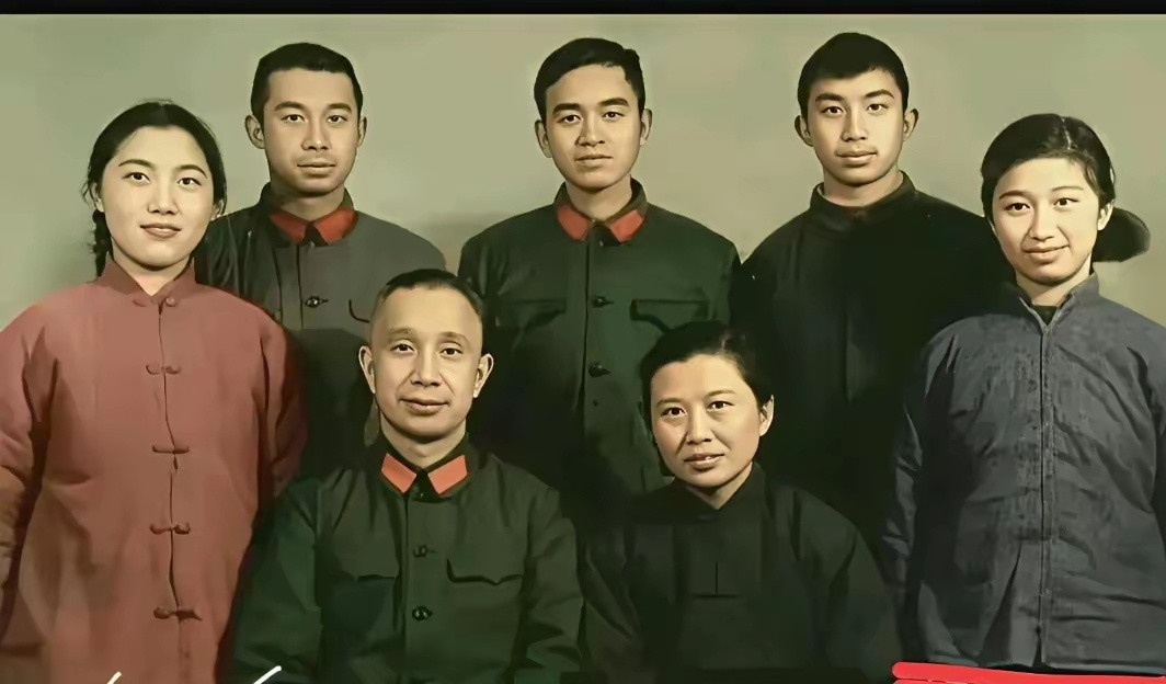 这是粟裕将军的全家福，将军一身朴素军装，家人衣着简单大方，没有半点奢华。将门家风