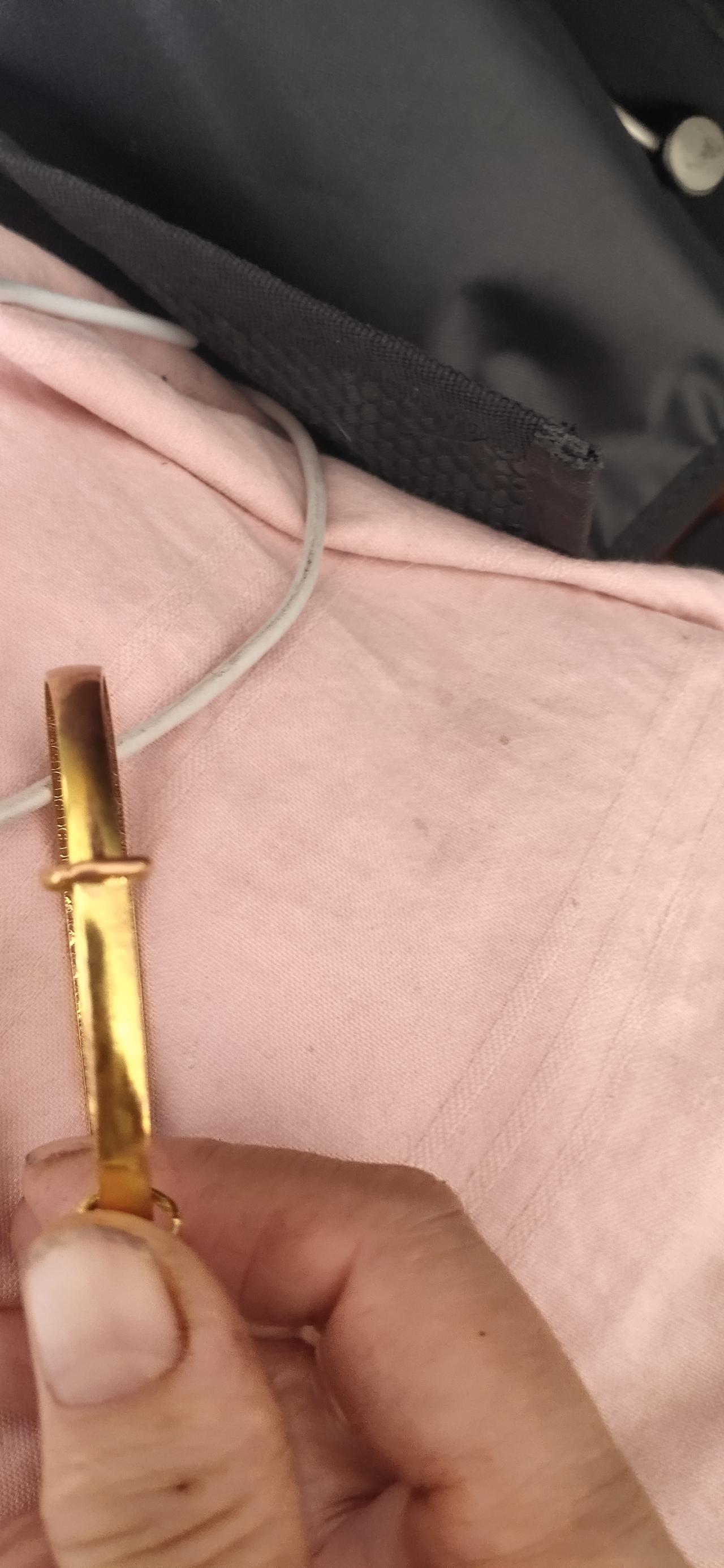 这辈子可能都戴不上金镯子了，就在网上买了个假的。戴几天落色了。就不戴了，年轻的时