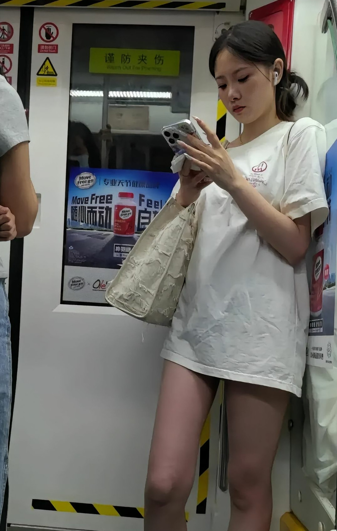 地铁遇见的漂亮姑娘，大家说美吗？