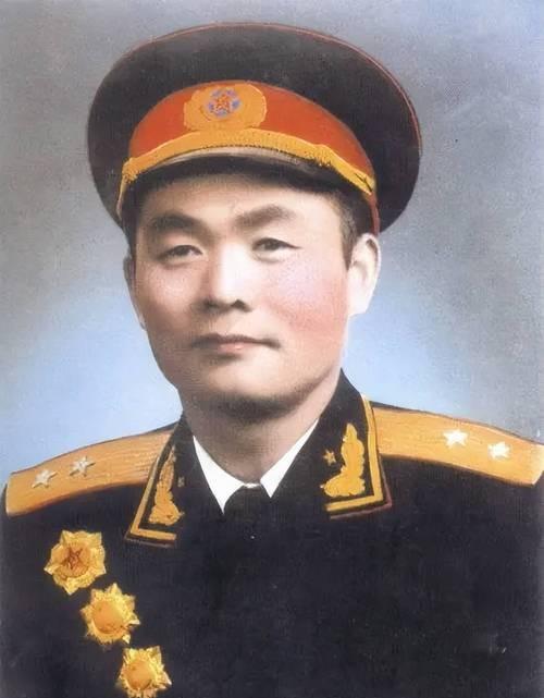 1949年，一个解放军军长回家探亲，亲娘就在眼前，他却装作不认识，还撒谎说：大娘