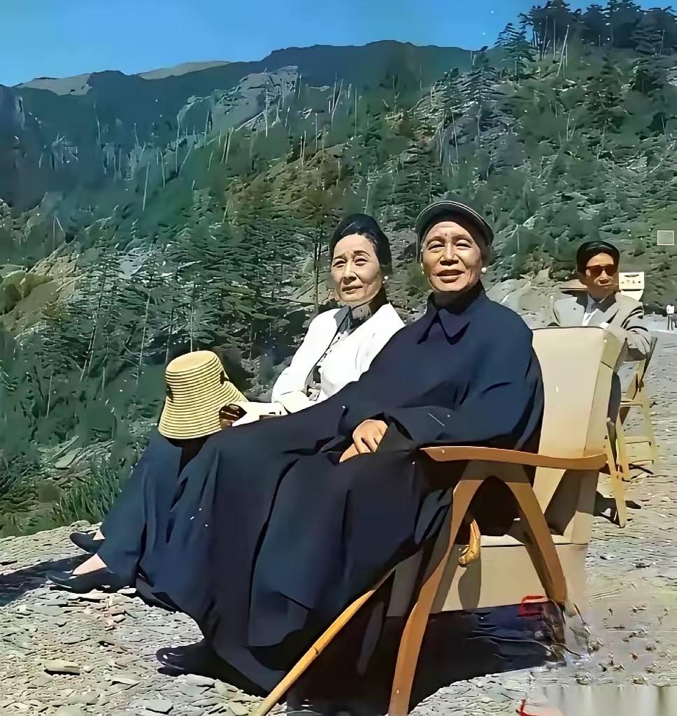 蒋介石夫妇在台湾，老年后，蒋介石和宋美龄出去旅游总是喜欢带着孔令伟。人们都知