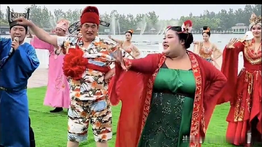 朱之文的新造型又出庐了，他穿看衣服戴着大红花，和节目组成员又唱又唱，看得出来，失