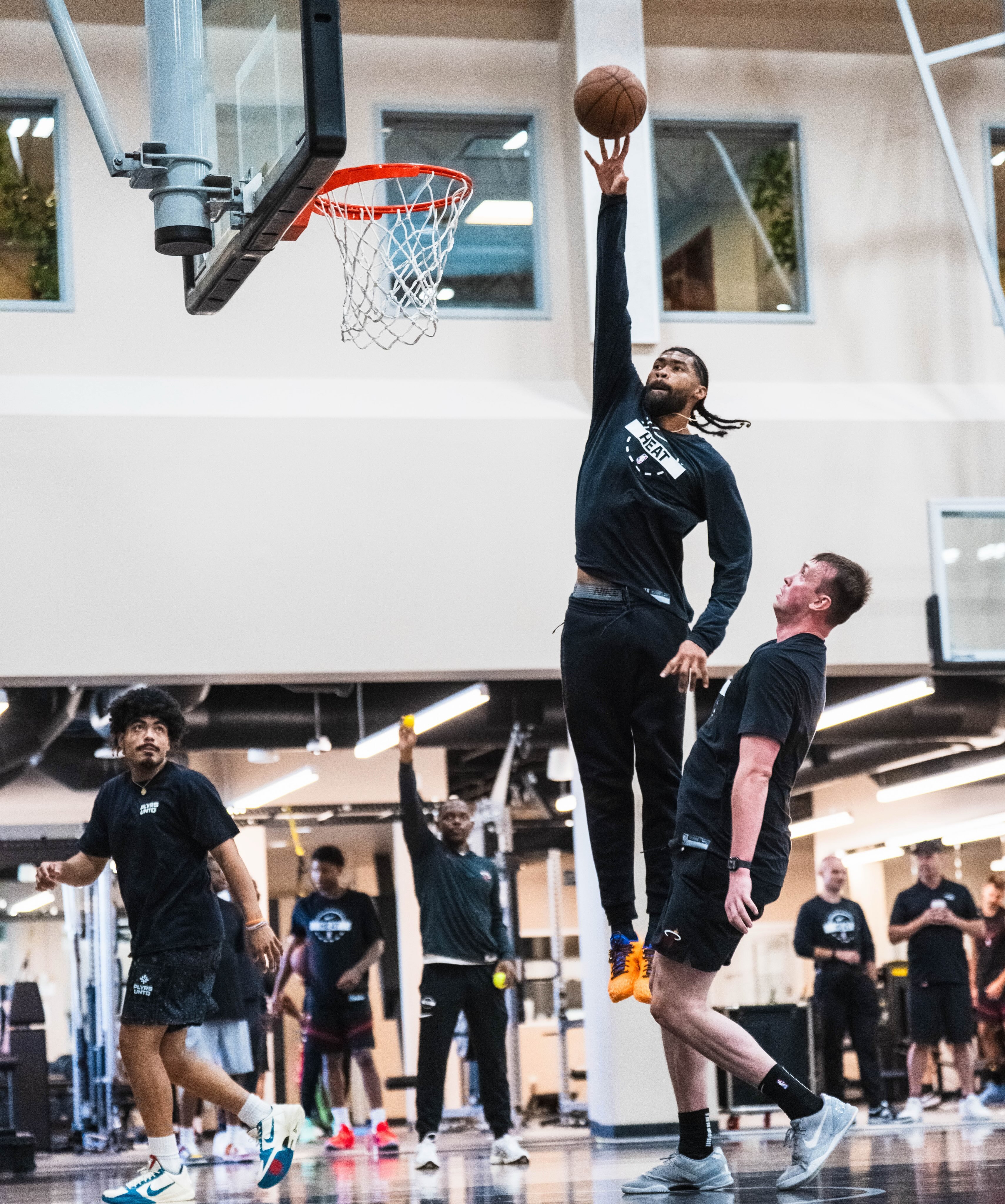 理查兹晒作为热火队员的近期日常，并配文道：“305boysweek”NBA热