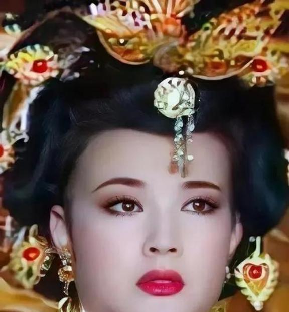 649年，李世民病危。太子李治一把搂住武则天道：“与其喊你为母，不如喊你为妻，”