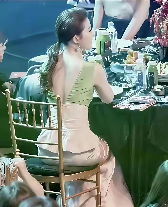 刘亦菲是怎么做到后面一点点头发，颅顶那么多头发的。