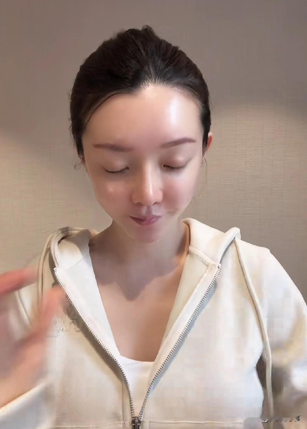 T佑回应崔阿扎与“辛选”首秀同天撞档一事。T佑回应崔阿扎与