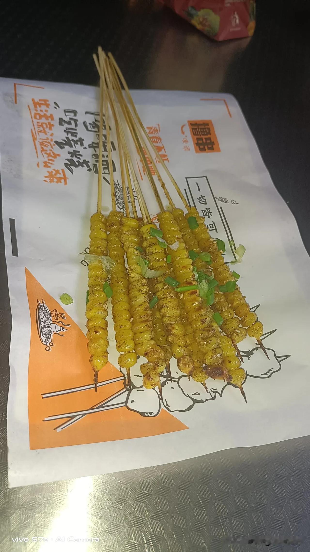 烧烤玉米简直是烧烤界的宝藏！烤玉米做法多样，每一种都超好吃。可以把玉米洗净，抹