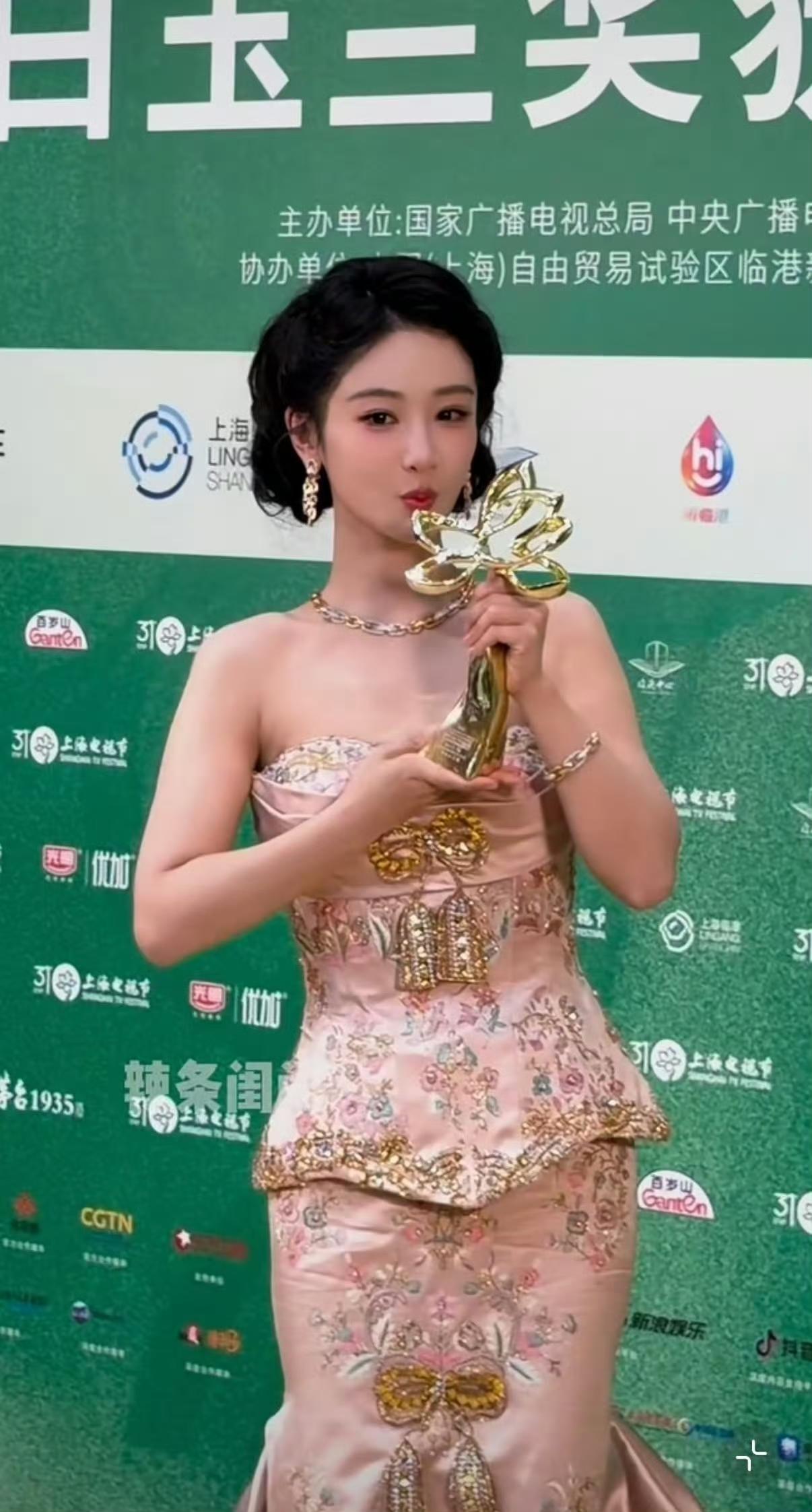 杨紫哭着发表获奖感言，甚至一度泣不成声，整个人肩膀都在抖。击败孙俪、吴越、杨幂