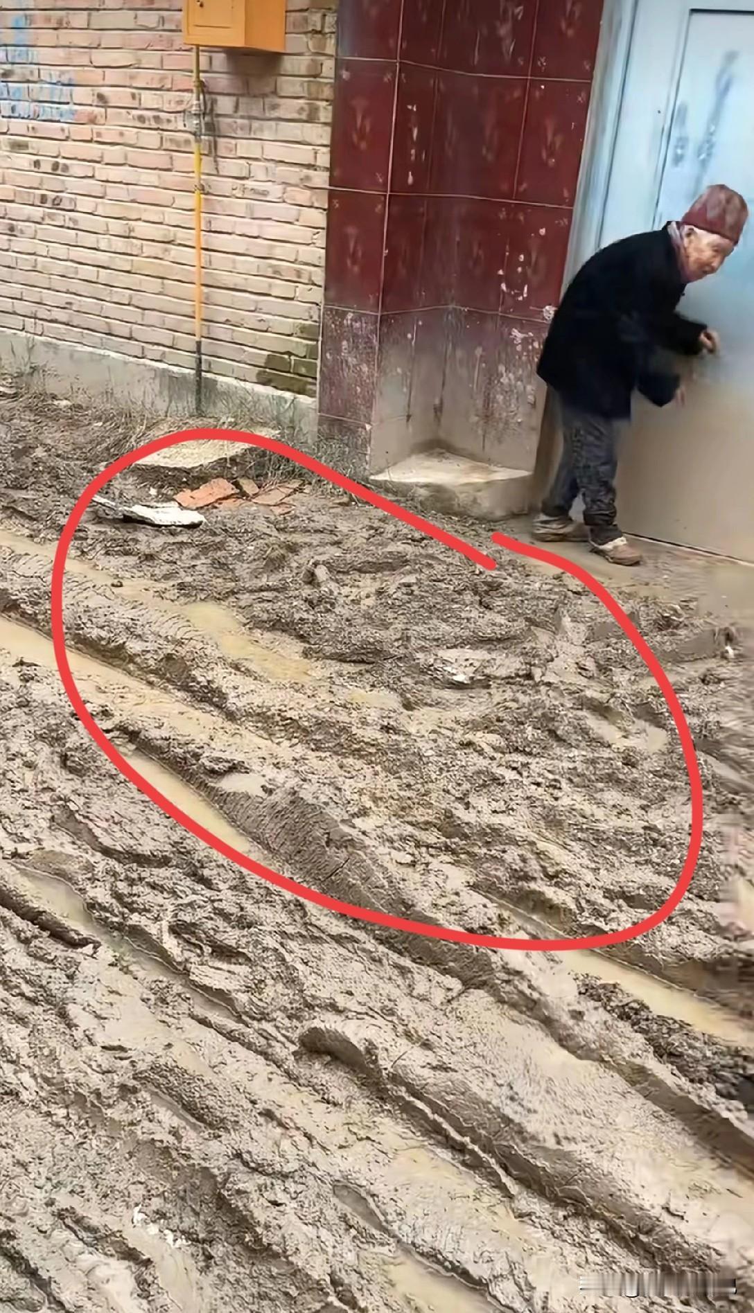 村村通都过去这么多年了，现在农村还有这样泥泞的土路，我一点不信，这应该是好