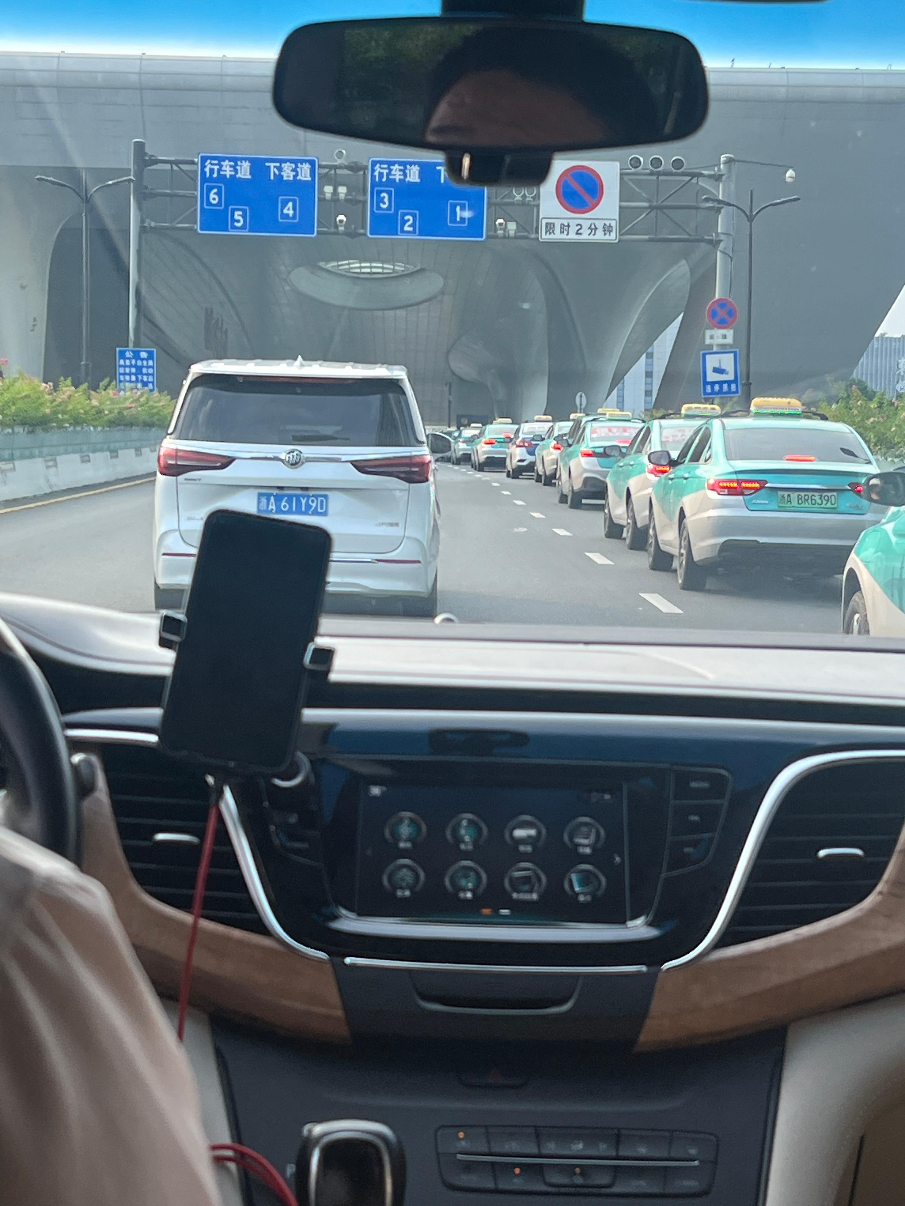 30分钟的路，师傅18分钟带我送到了，一路上我猛夸师傅车技好，师傅微微一笑，说这