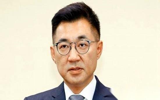 国民党内部，为抢一个台中市长的候选人位置，有人直接把桌子掀了。主角，江启臣。