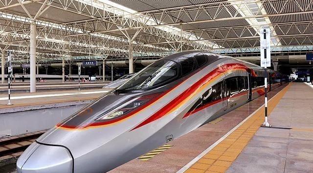 国际上出现了一个怪相，就是中国的邻国都希望中国能给自己修铁路，他们只有一个要求，