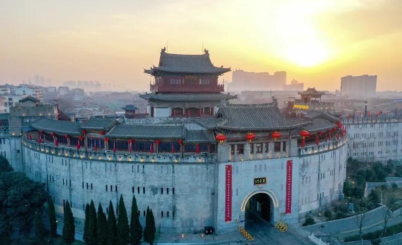 丽景门有点复杂。它始建于1217年，历史上多次毁败又修复。2002年洛阳市政府在