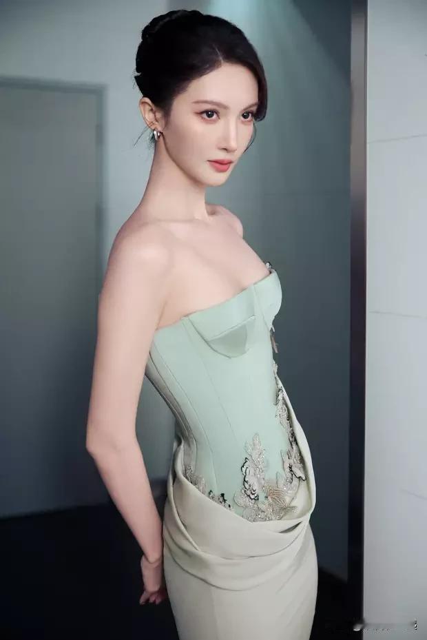 近日被金晨的一组美照简直惊艳到了！照片里她身着浅绿色抹胸，搭配盘发造型，宛如
