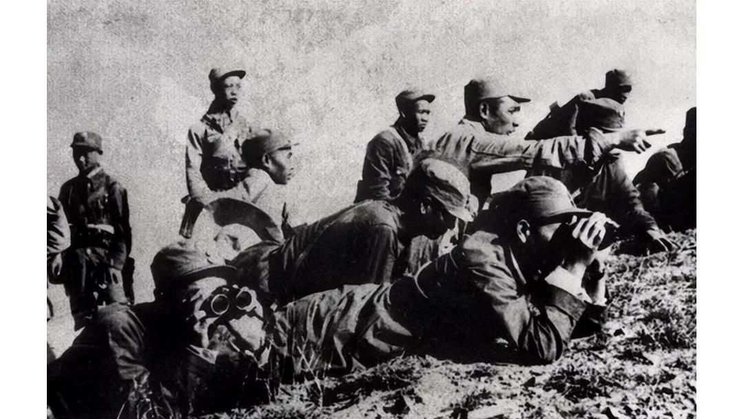 1950年云南女匪首缴械投降，她从怀中掏出一物，首长看后泪流不止。这一幕发