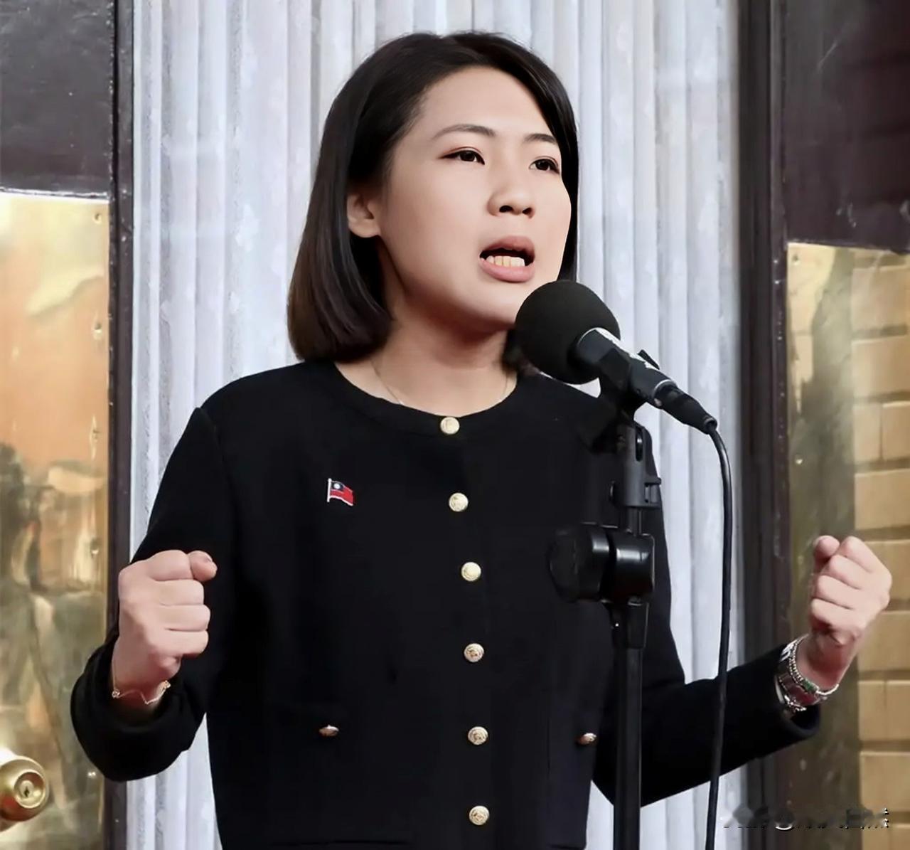 徐巧芯这个“徐八千”，国民党党团拿着7800亿上立法院过会，坐实了囯民党内直接架