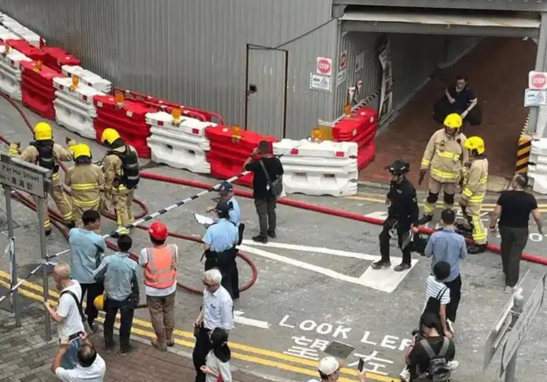 香港这事儿太惊险了！9月19号中午，鲗鱼涌滨海街工地上，工人挖地基挖到10米深，