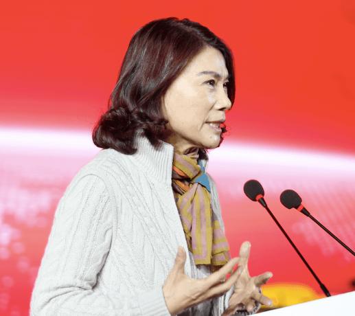 2012年，董明珠当上格力的董事长后，第一件事就是换掉代言人成龙！刚把成龙代言合