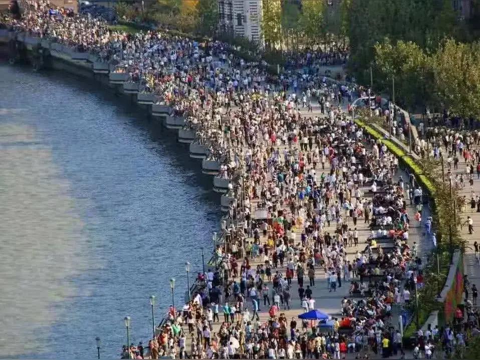 这国庆假期我看朋友圈就懂了，哪是看风景啊，全是看人！朋友发消息吐槽，说带孩