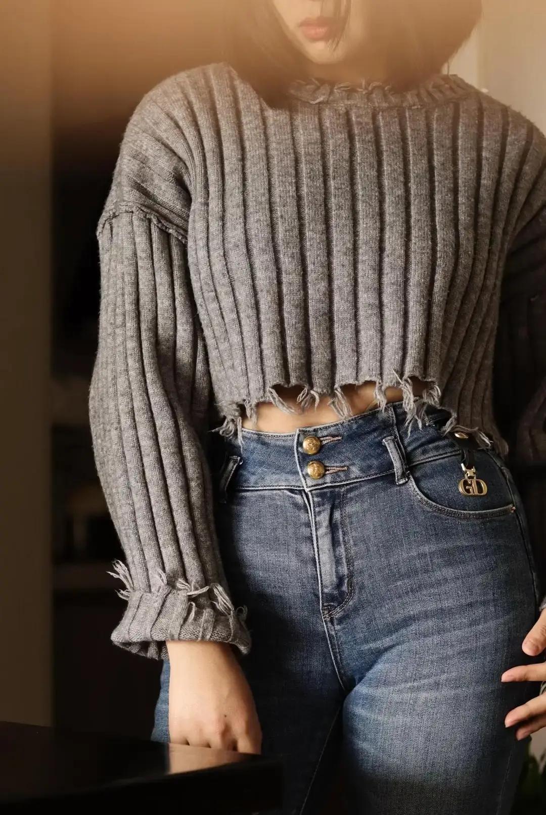 刷到“颗粒感牛仔裤”火遍全网，起因是一位面料工程师出身的博主写了一段地铁见闻。