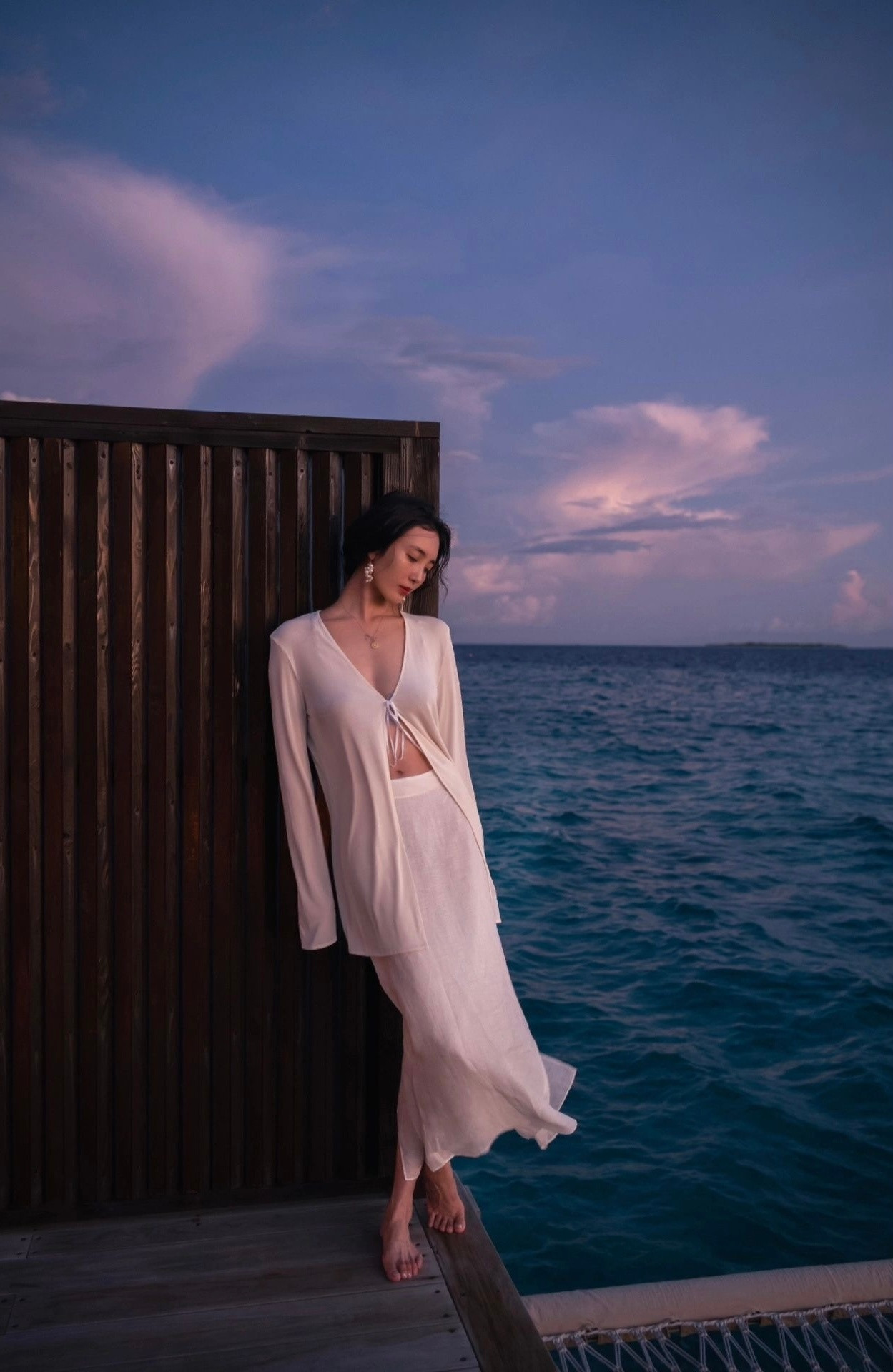 王紫璇海边日落氛围大片，一袭白裙，轻柔唯美。王紫璇