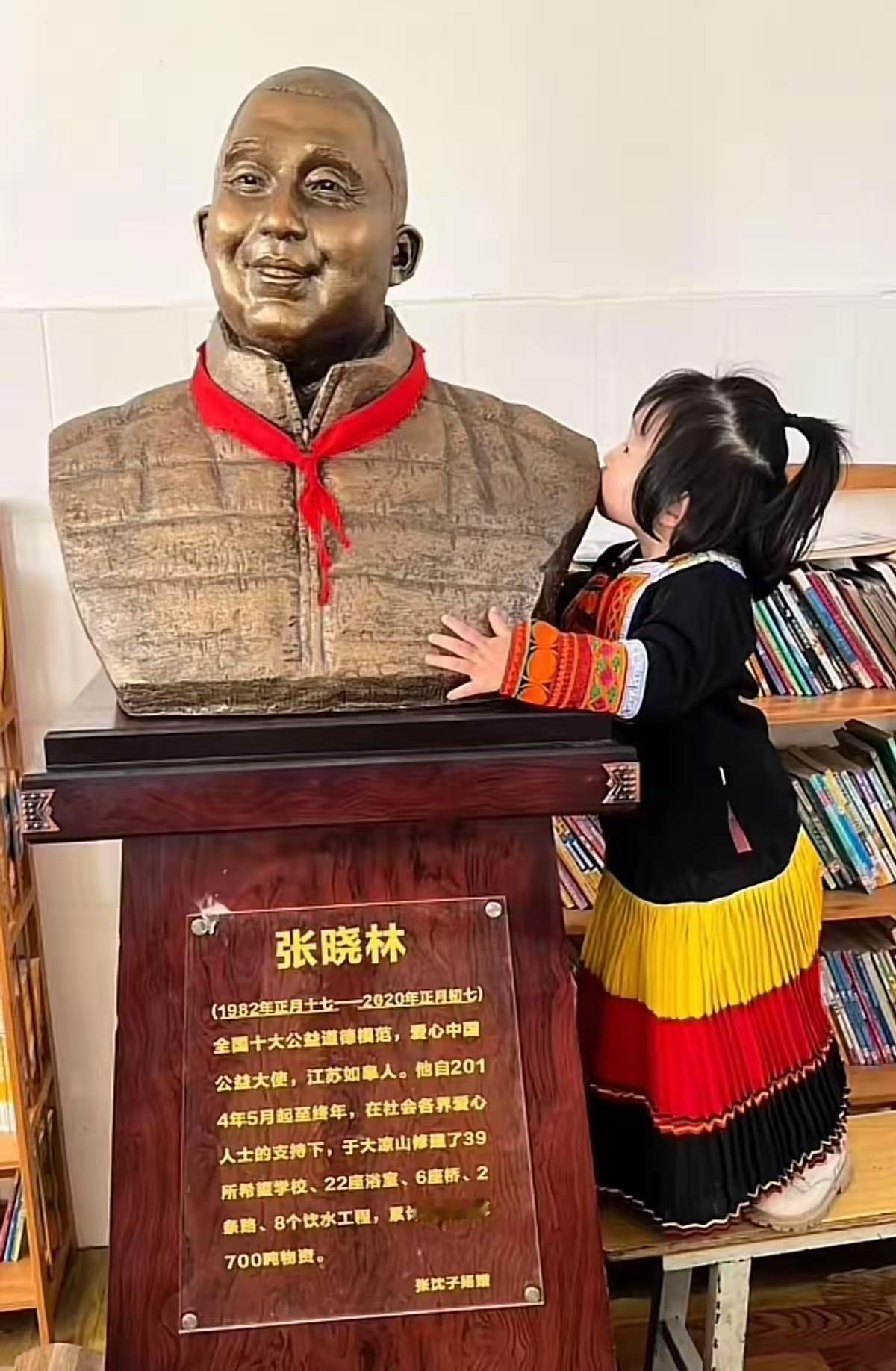 看哭了！四川成都，3岁女儿跟妈妈前往大凉山景区游玩，两人走到一座石像前时，女儿突