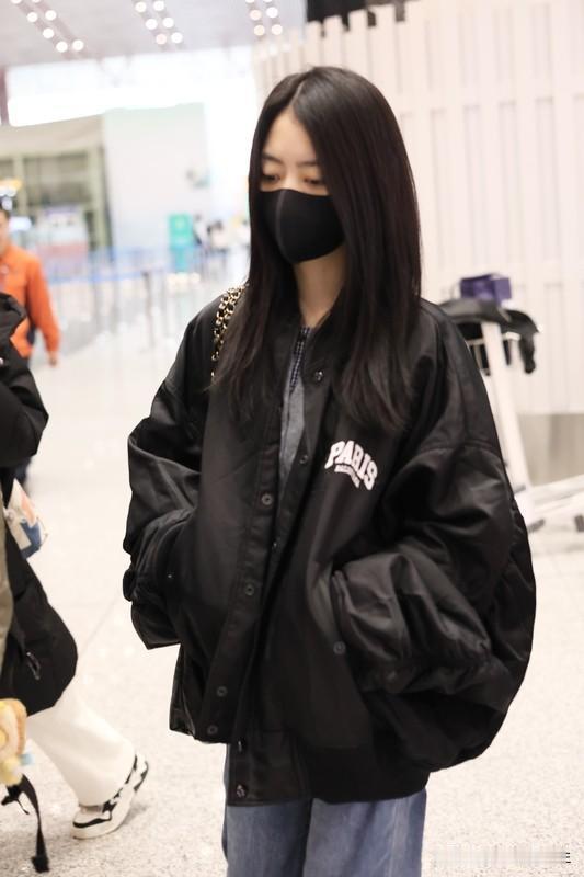 谭松韵这姑娘，真有带偏全场的本事！之前看她参加综艺，那活泼劲儿一上来，谁都挡不住