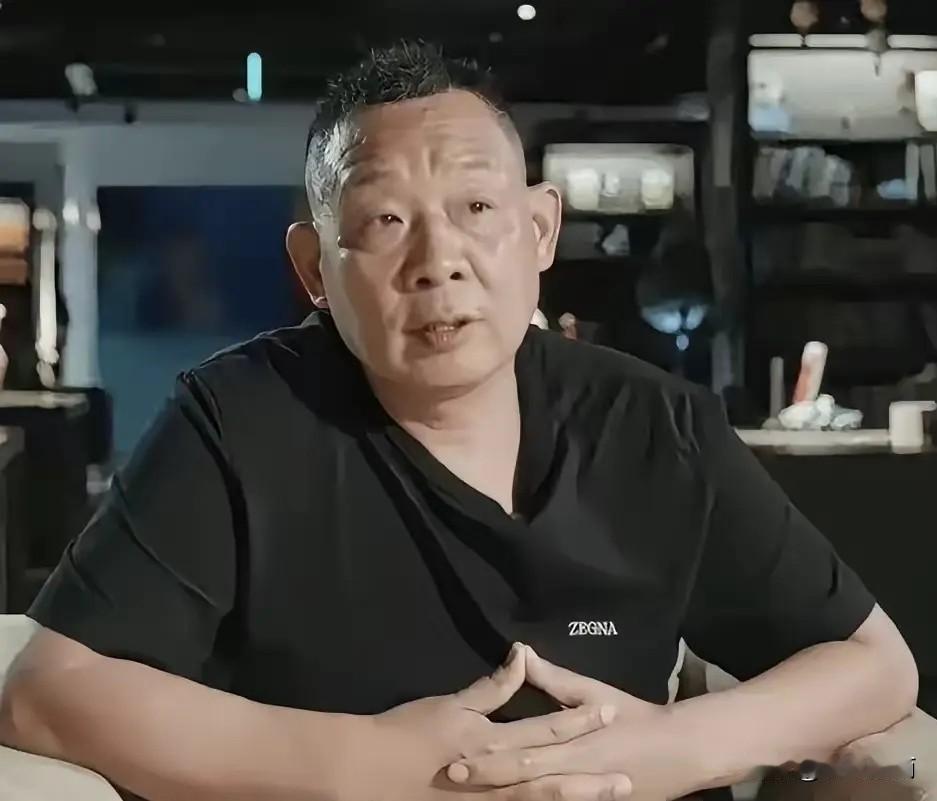 于东来谈给员工涨工资，于东来说：“前几天我去禹州店转悠，瞅见生鲜部小赵蹲在冷库门