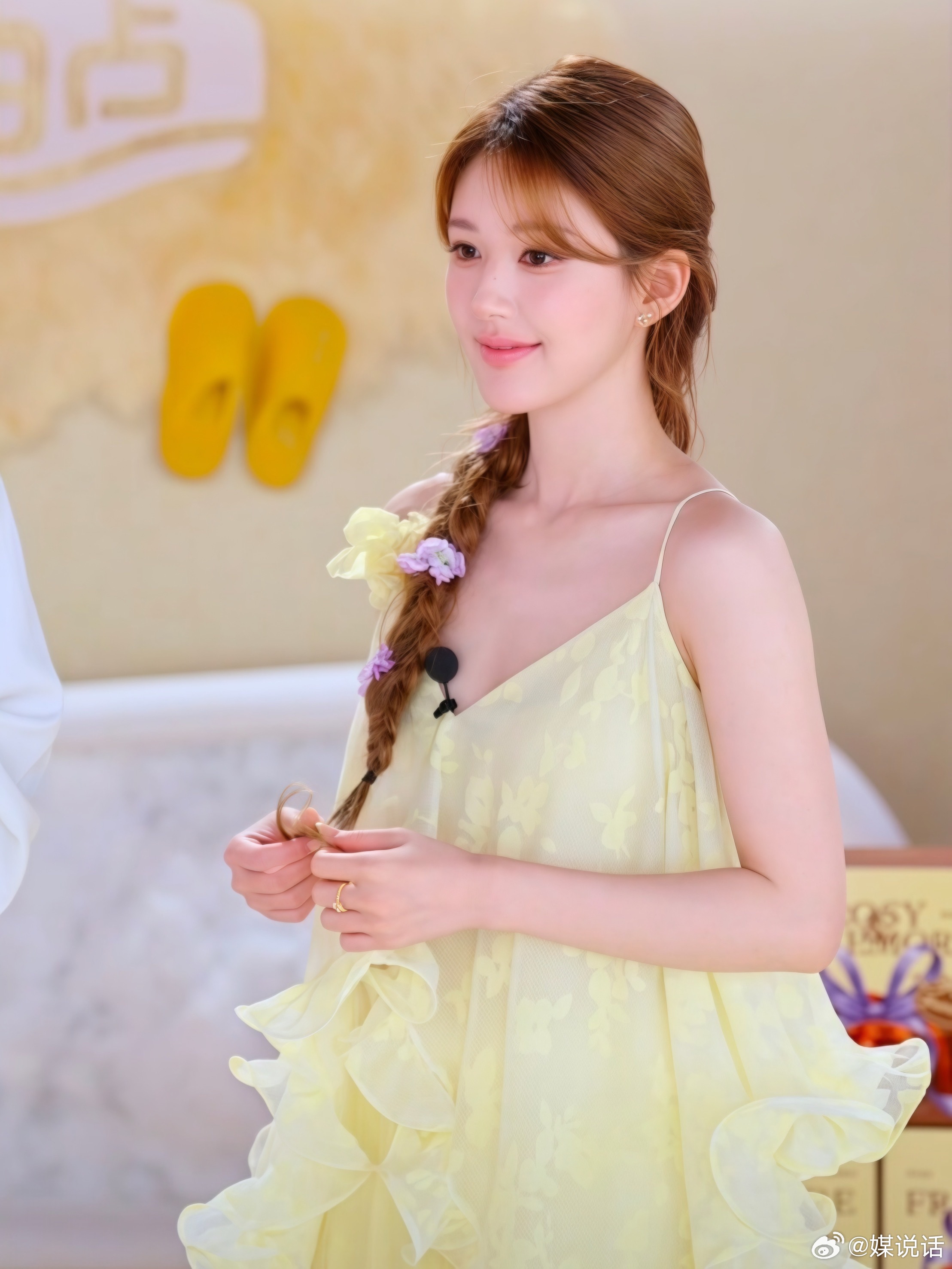 谁还没看过露思昨晚的自由点直播？！这颜值这造型直接把我美晕在屏幕前，奶黄色纱裙灵