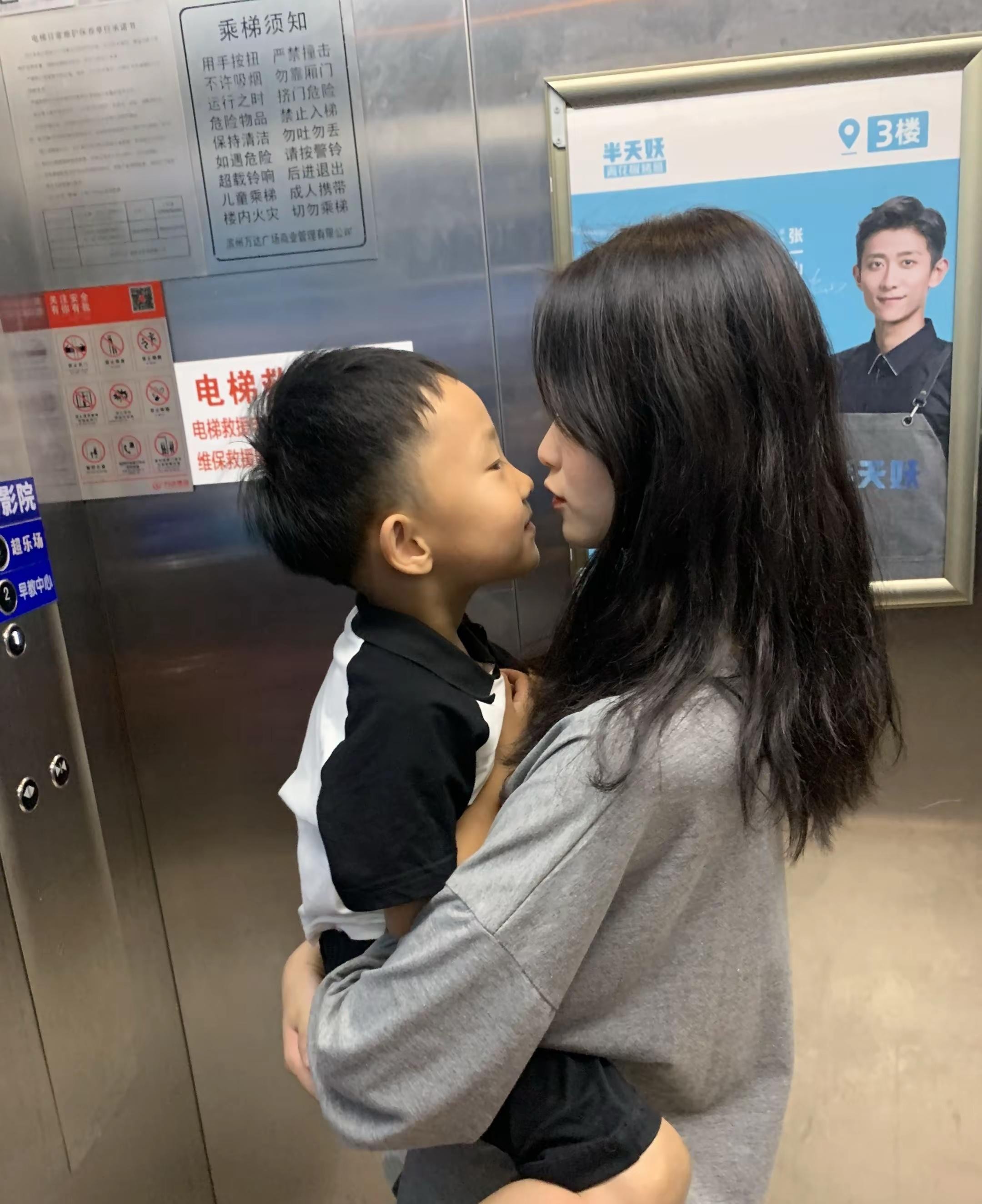 以前小姨抱着你现在你当了哥哥能帮小姨看宝宝啦