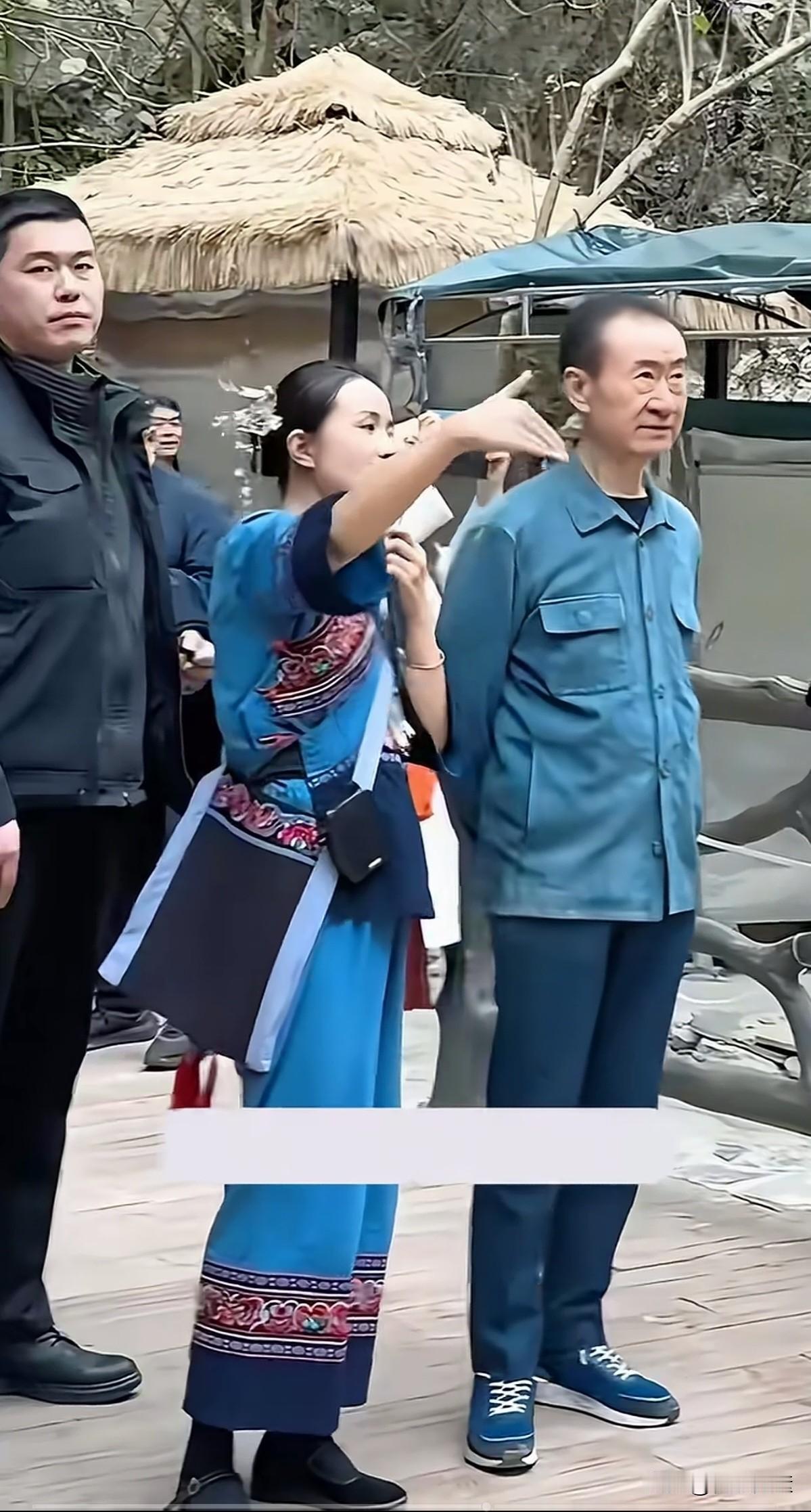 万达老总王健林已经七十多岁了，骨瘦如柴，还要到处考察项目。人生的大起大落对