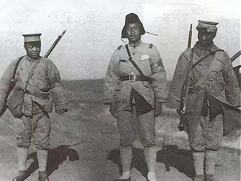 1898年9月，谷良友到保定当兵，和冯玉祥在一个棚。谷良友比冯玉祥大一岁，一米八