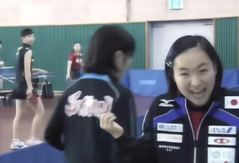 18岁不到的曼昱身穿小短裙与伊藤美诚同框！曼昱这身材，真是从小就生的胳膊长腿长