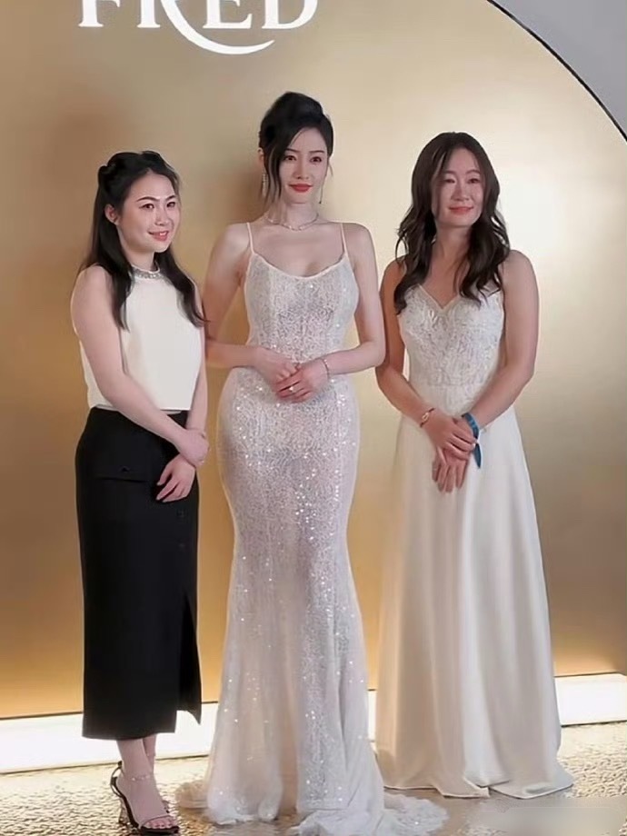 这是张天爱？这腰臀比绝了，哪个女生不羡慕这种身材啊。