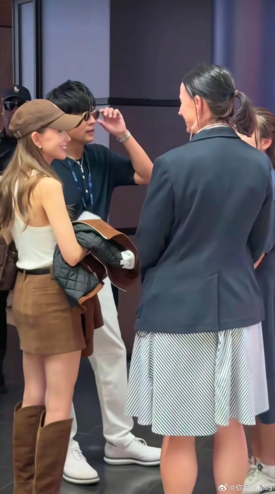 周杰伦和昆凌在国外被偶遇啦！周杰伦戴个墨镜，是真的帅，二十年过去，感觉没啥变化！