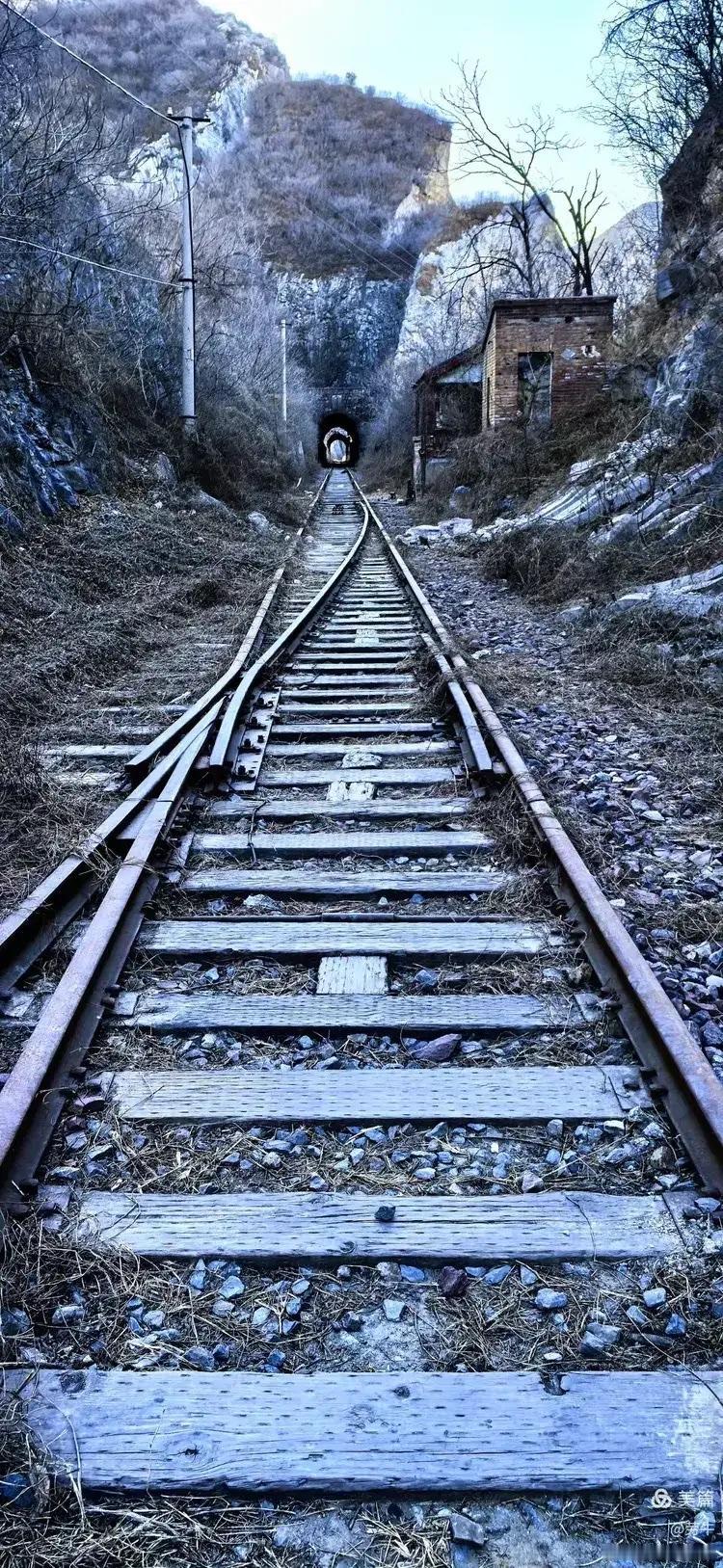 太离谱了！银巴铁路施工现“一扯就断”的橡胶板，这哪是建铁路，分明是拿生命开玩笑