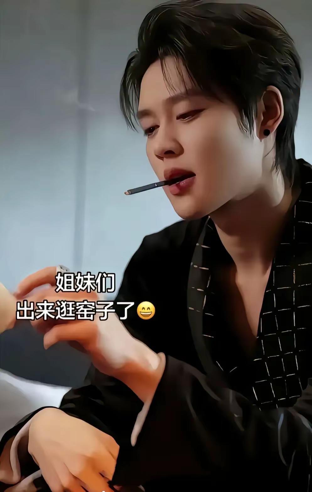 一直想不通，我在青春期的时候这些帅男人都死哪去了？现在更年期了，一波接一波的出现