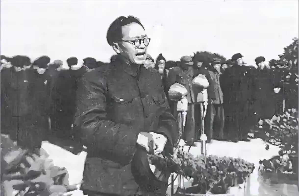 1957年高层激烈争吵：海军副司令拍桌大骂副总长，国防部长都镇不住！最后收拾残局