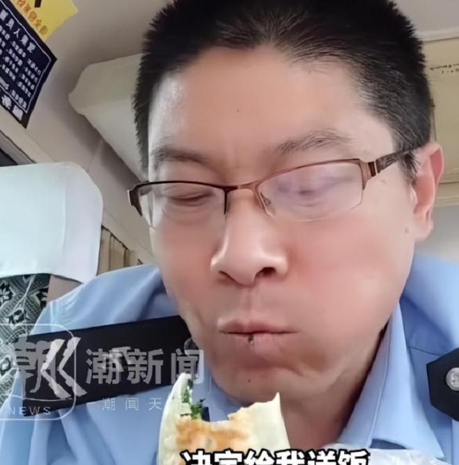 2024年山东烟台，一位公交司机换班准备吃饭，他刚下车，就却发现远处有个老人在向