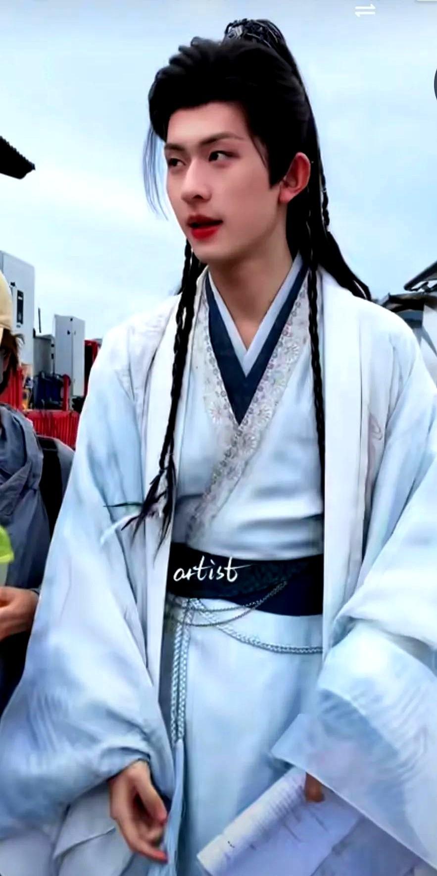 陈添祥这是要“霸屏”的节奏啊朋友把他的短剧推给于正，于正导演本来不认识他，结果