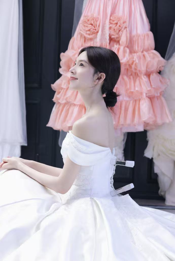 我的评分：[星星][星星][星星][星星][星星]穿婚纱的陈瑶陈瑶穿婚纱好美我家