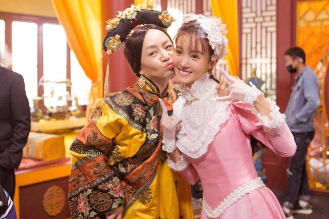 头上戴花的金晨美成一朵花，这才发现她比林志玲姐姐好看。和宋丹丹合影的她好可爱，大