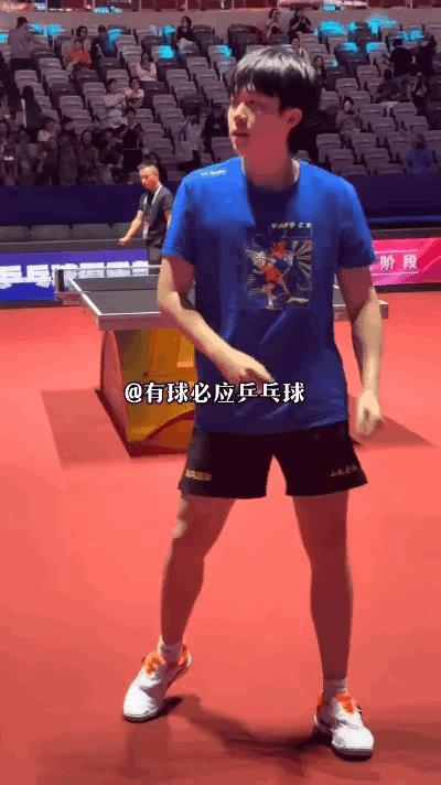 问“为什么今天哥没和昨天一样穿魏桥的训练服？”答“因为姐也没穿深大的队服！”