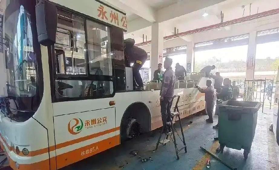 冠军被烟花簇拥，亚军却直播挣鞋钱，这差距太扎心。湖南足球这事儿，真是让人破防