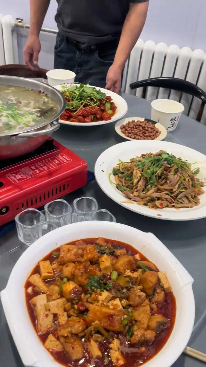 香辣虾，郭老师拿了一百多的烟。