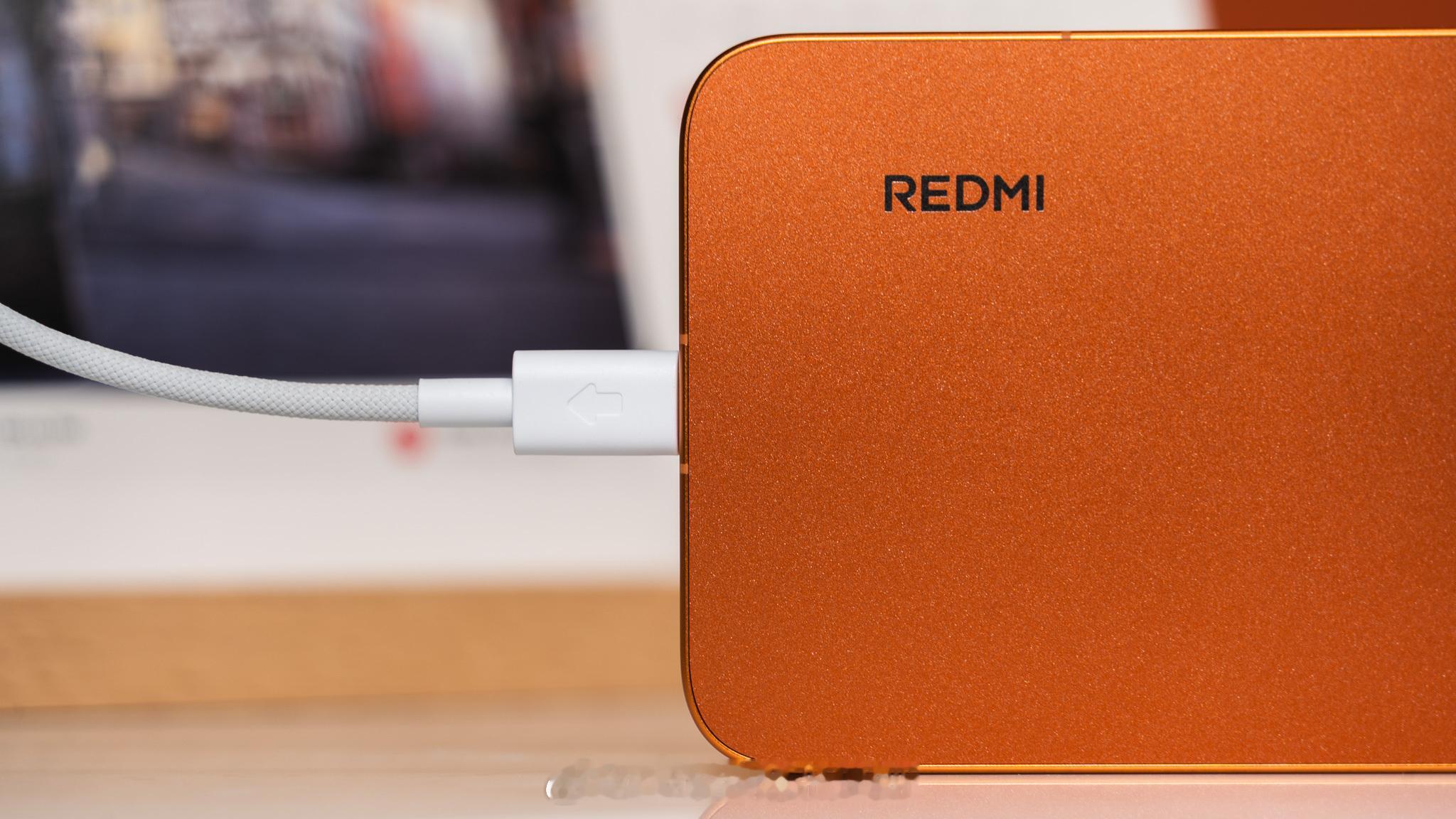 越来越多的大容量电池手机都增强了反向充电的输出功率，已经可以赶得上一个普通的充电